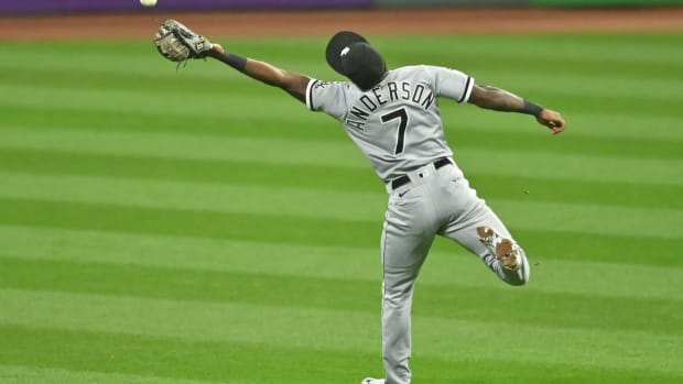 Tim Anderson just misses 1B 7I v CLE 2020-09-24 (Ken Blaze) USATSI_14976737